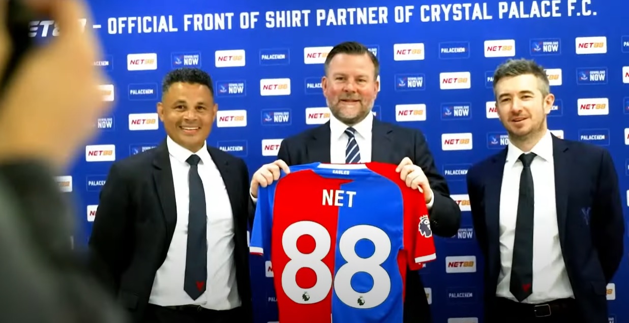 Chứng Minh Net88 Là Nhà Cái Uy Tín Nhất Hiện Nay! 4 Net88 tự hào là nhà cái hợp tác tài trợ áo đấu cho Crystal Palace